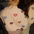Φορτώστε την εικόνα στον προβολέα γκαλερί, Παιδικό μπουφάν bomber με πούλιες σχέδιο Καρδιές