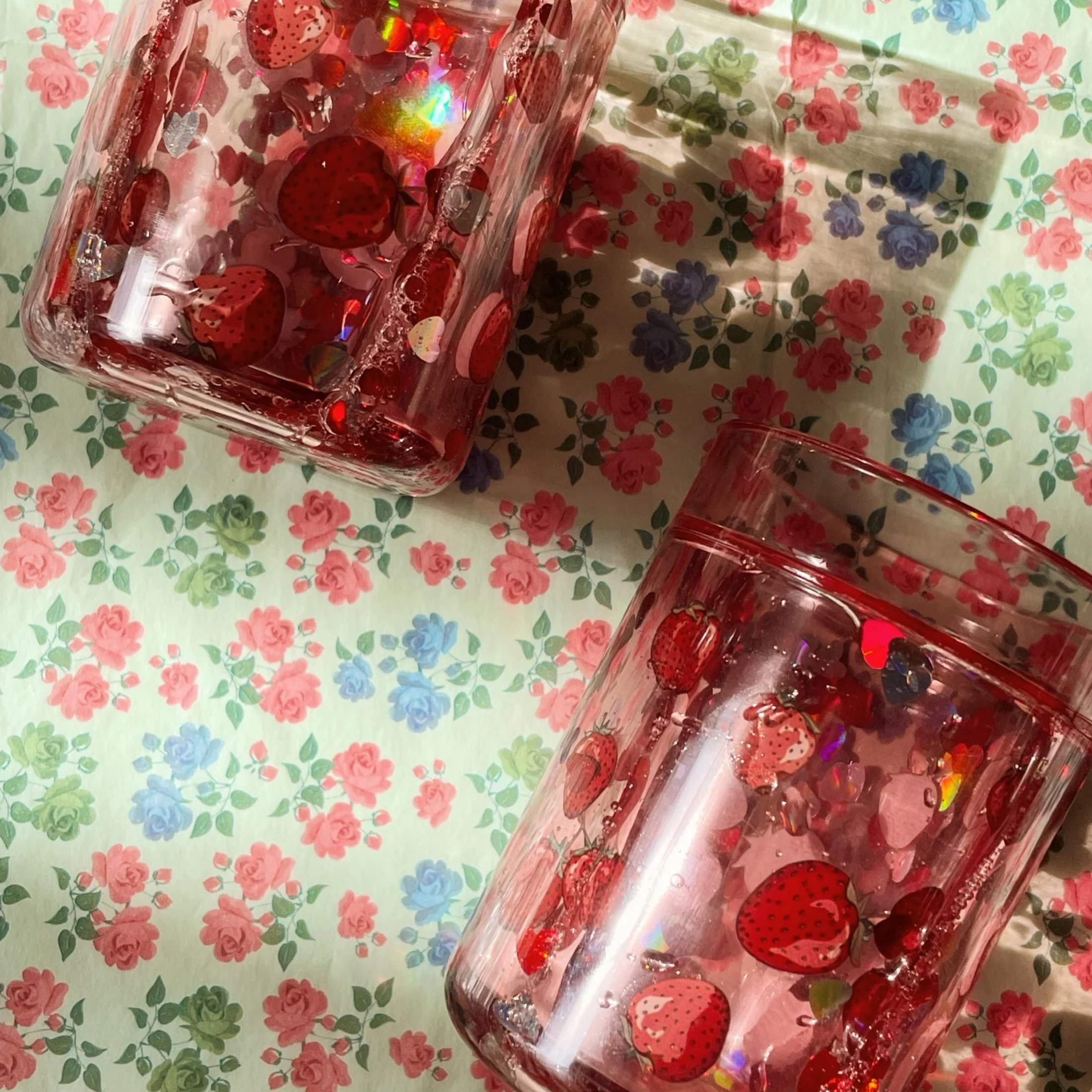 Children's set of 2 glasses with moving glitter Strawberries