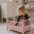 Φορτώστε την εικόνα στον προβολέα γκαλερί, Παιδικό ξύλινο παιχνίδι ροζ κρεβάτι για κούκλες
