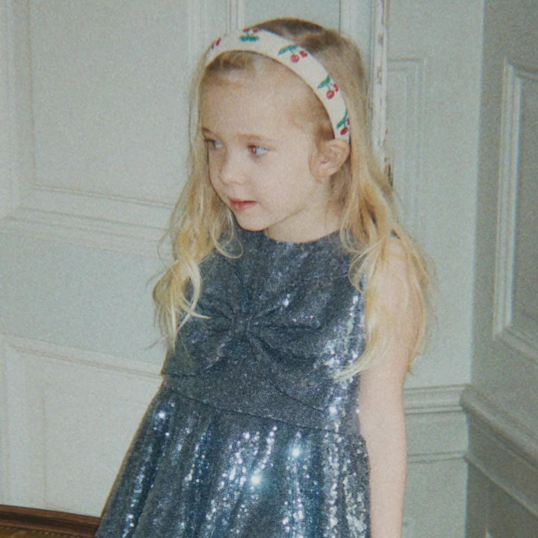 Παιδική στέκα μαλλιών με χάντρες κεράσι konges slojd