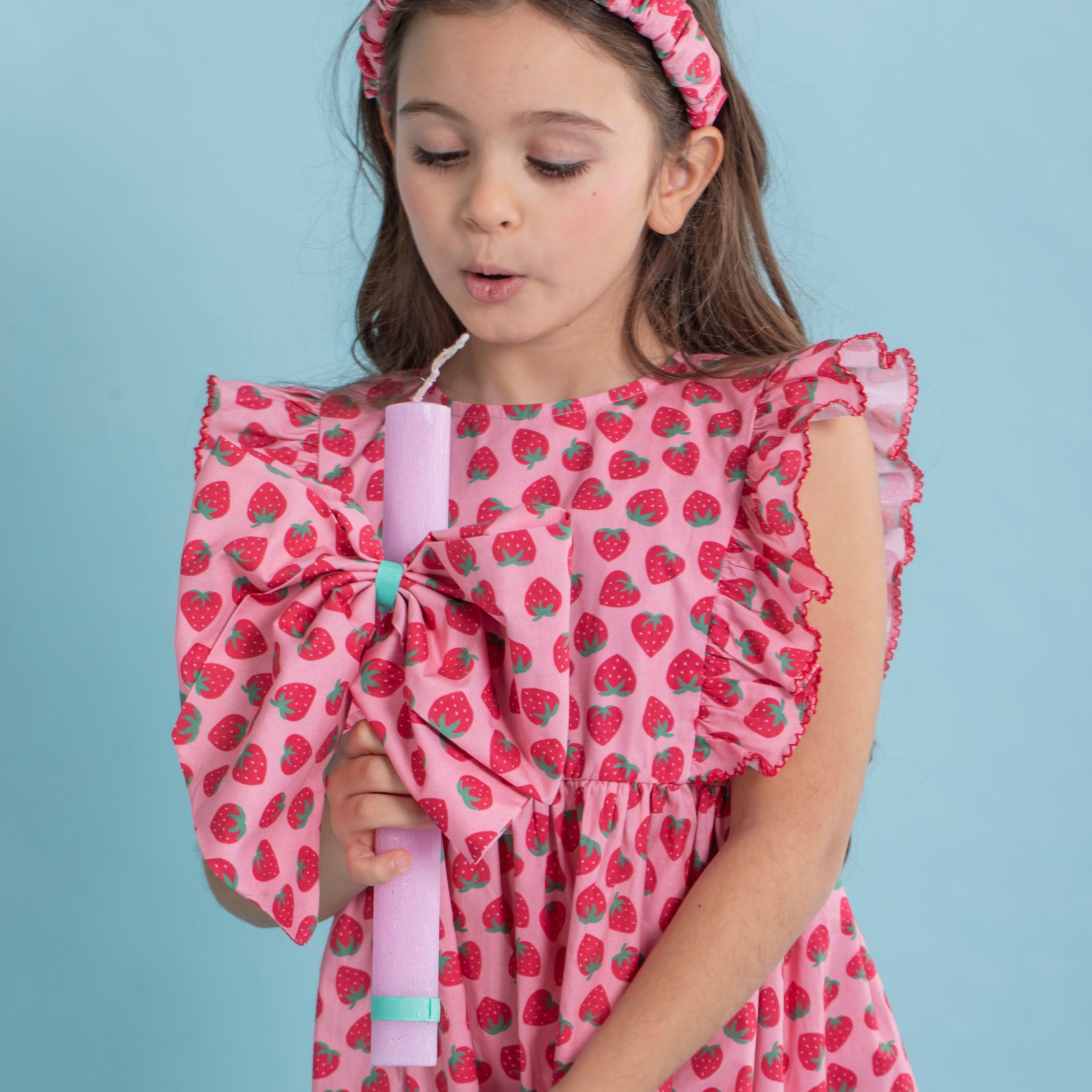 Παιδικό σετ ψάθινο καλάθι με πασχαλινή λαμπάδα Φράουλες Perle D'azur X Jomalmi Kids