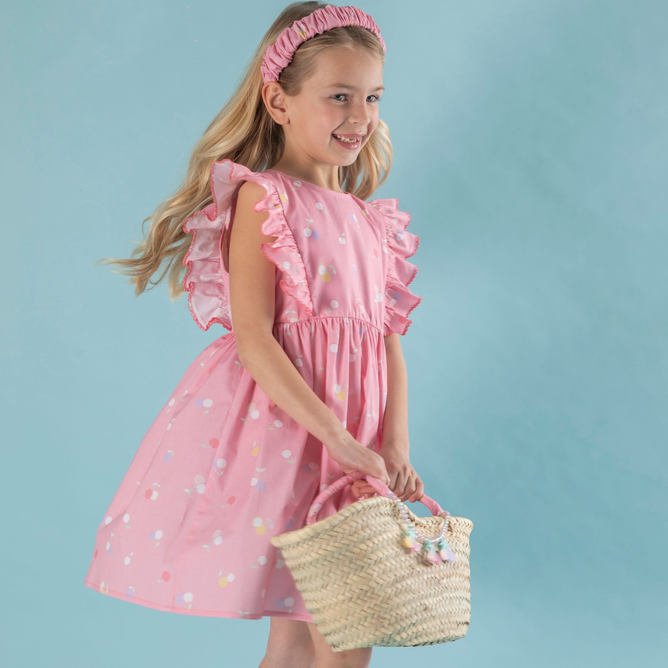 Παιδικό σετ ψάθινο καλάθι με πασχαλινή λαμπάδα Κεράσια Perle D'azur X Jomalmi Kids