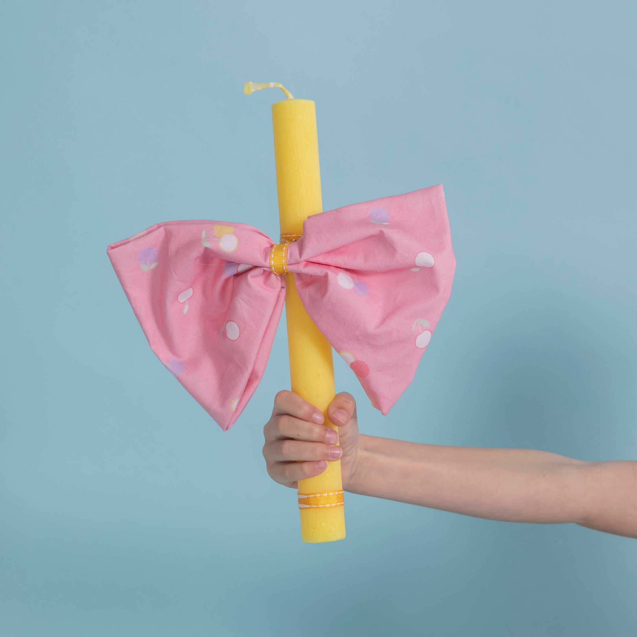 Παιδικό σετ ψάθινο καλάθι με πασχαλινή λαμπάδα Κεράσια Perle D'azur X Jomalmi Kids