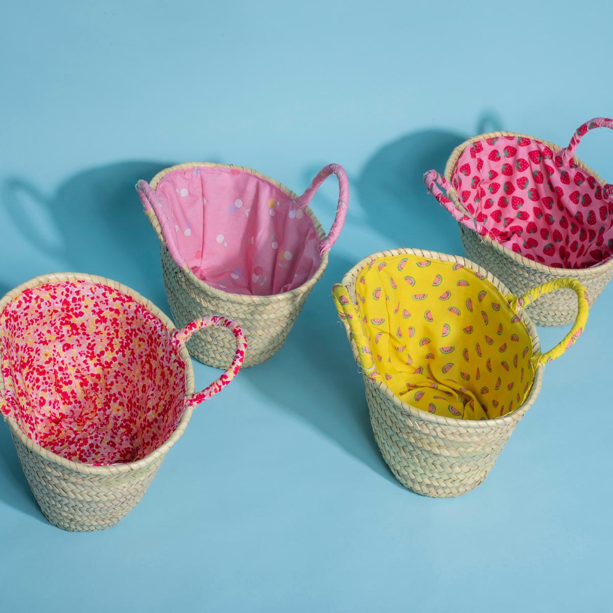 Παιδικό σετ ψάθινο καλάθι με πασχαλινή λαμπάδα Φράουλες Perle D'azur X Jomalmi Kids