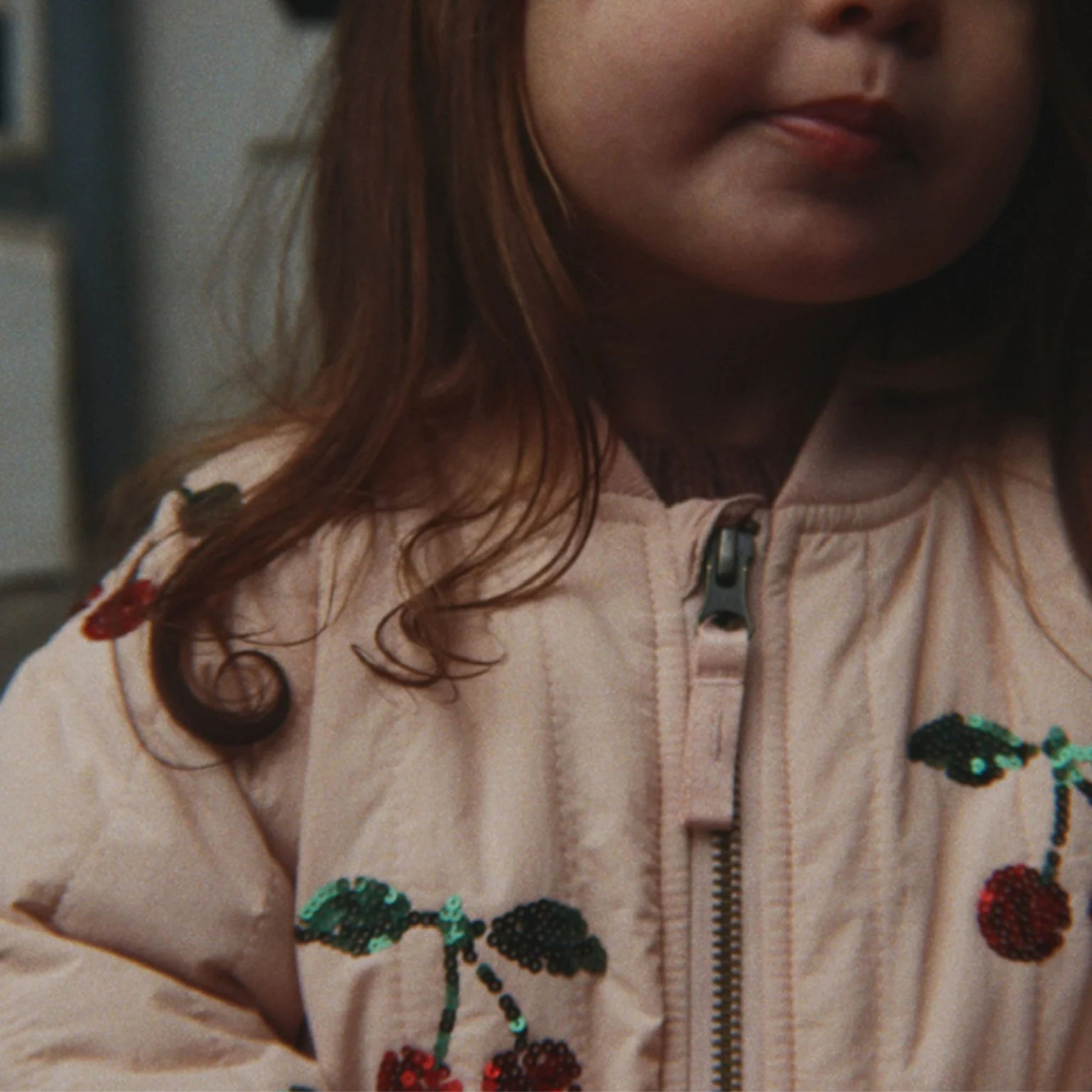 Βρεφικό μπουφάν Juno Cameo Rose Cherry με παγιέτες Konges Slojd