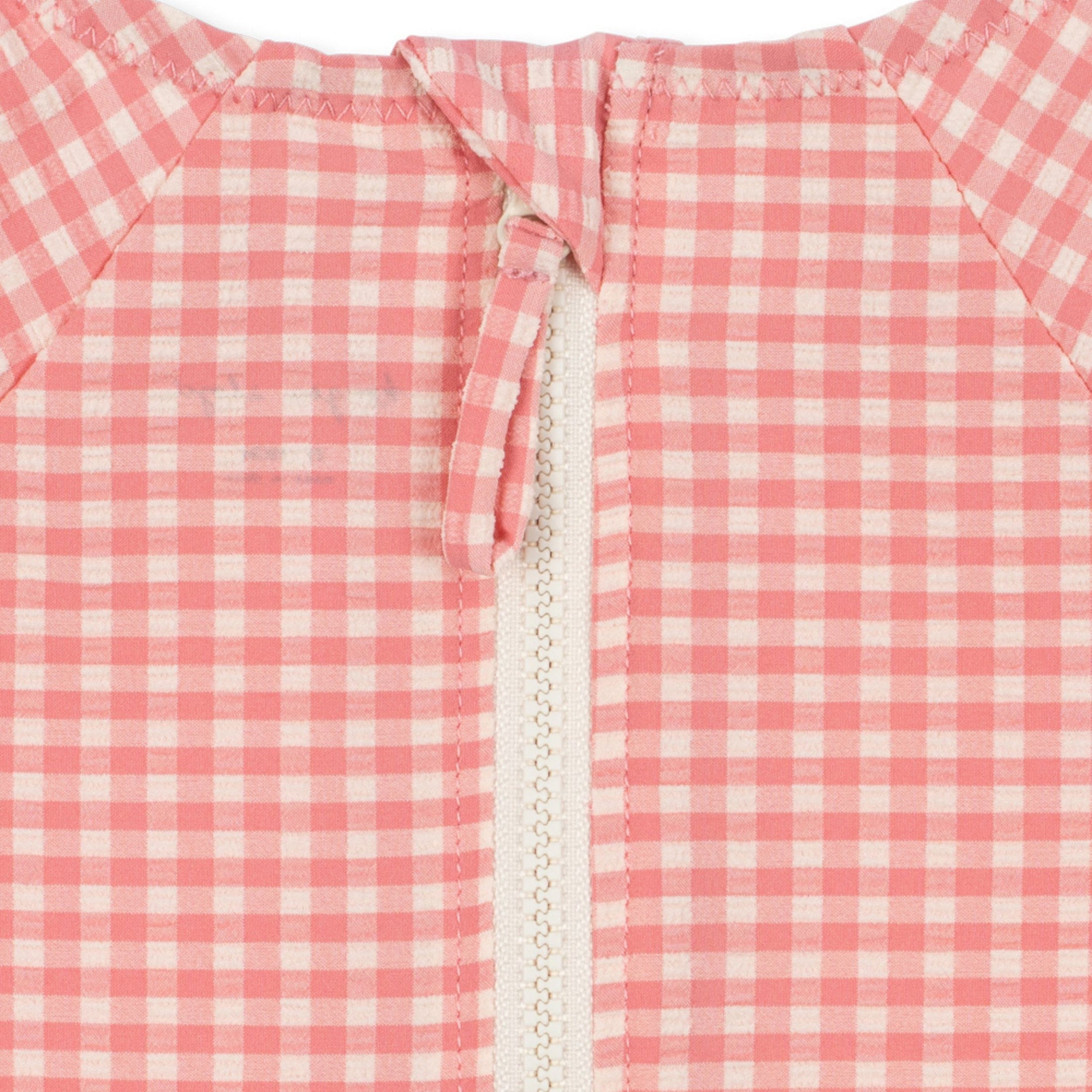 Βρεφικό ολόσωμο μαγιό καρό UV40 με βολάν & φραουλίτσες Konges Slojd