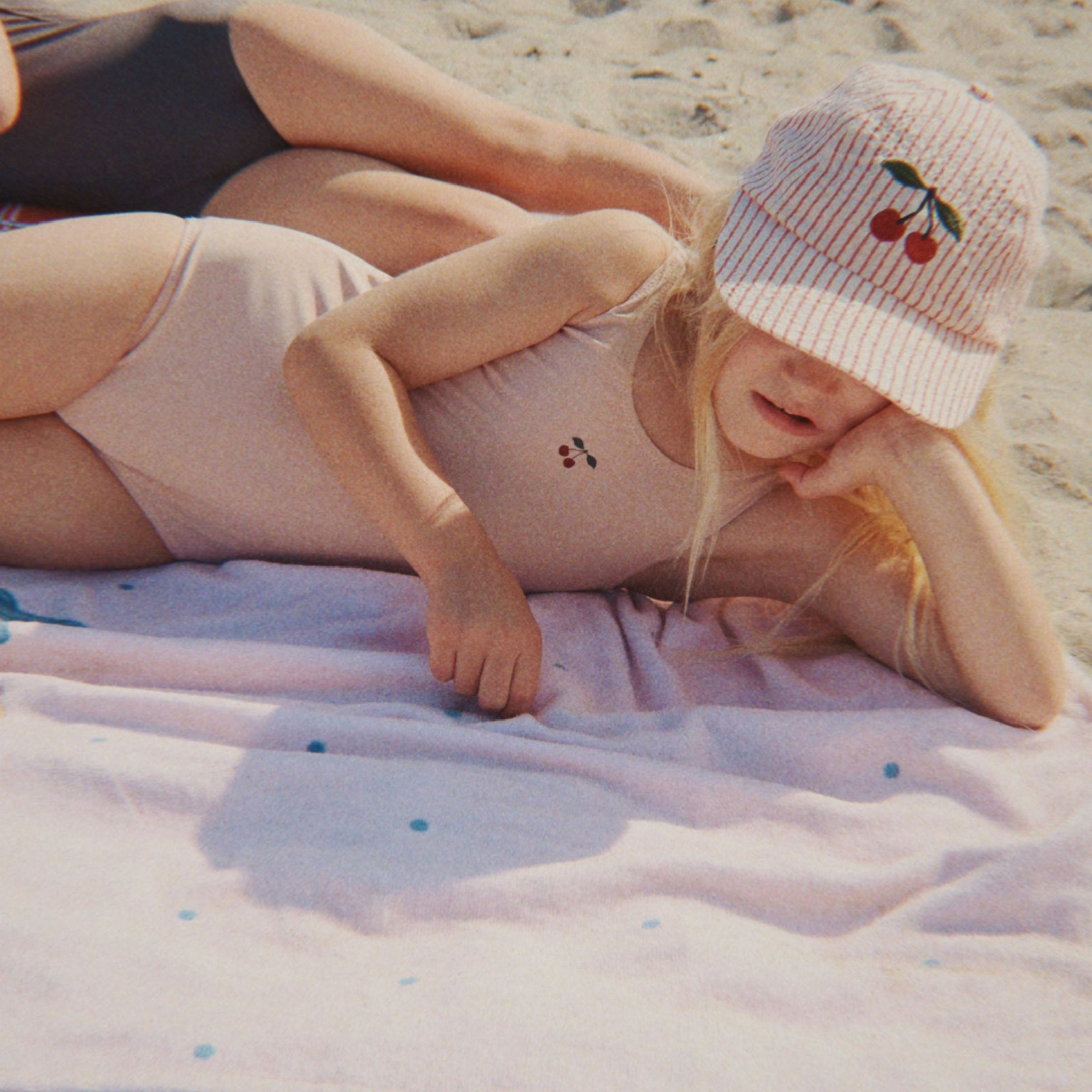 Βρεφικό καπέλο Jockey ριγέ με κερασάκι Ellie Konges Slojd