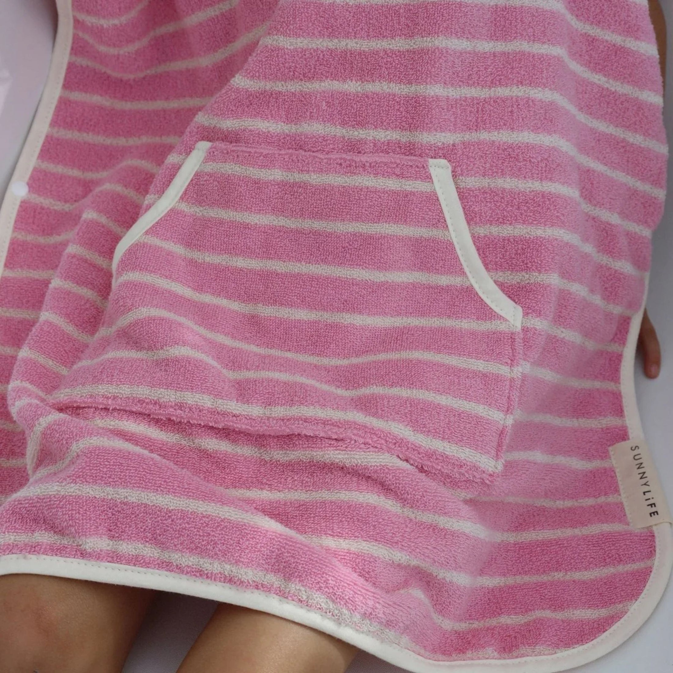 Παιδικό μπουρνούζι με κουκούλα Candy Pink Stripe SunnyLife