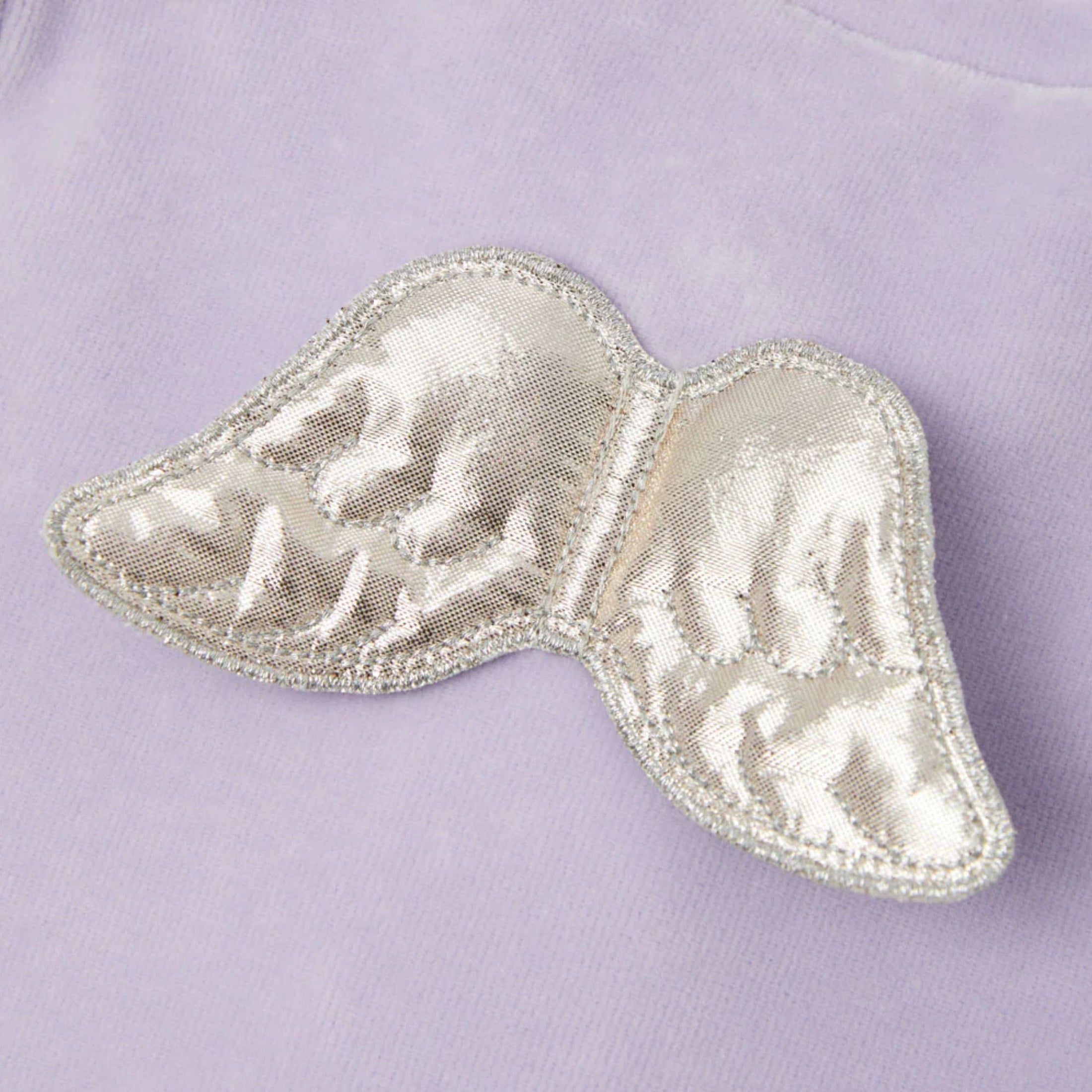 Βρεφικό ολόσωμο φορμάκι βελουτέ Angel Wing Silver & Lilac Marie-Chantal με κλειστά ποδαράκια και χαρακτηριστικό σχέδιο Angel Wing.